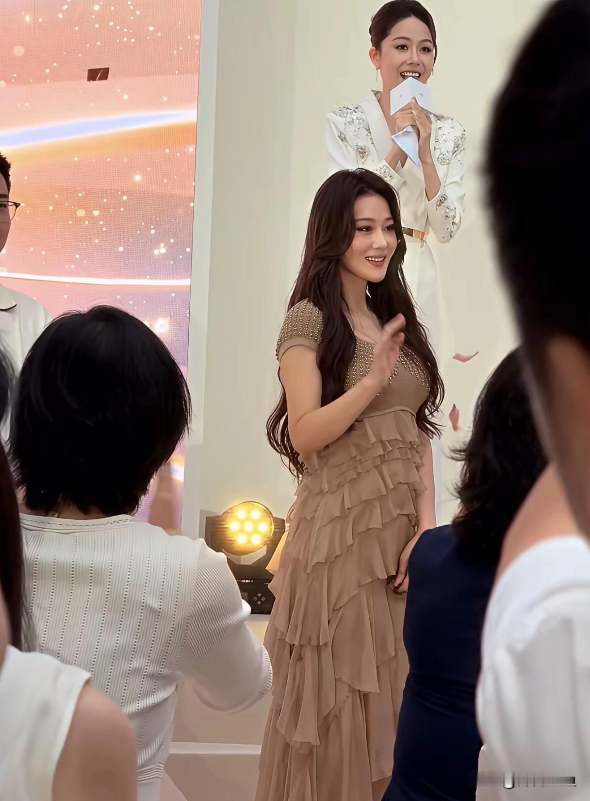 无滤镜线下实拍，看看张馨予真实状态！一身裸色钉珠蛋糕长裙，搭配大波浪卷发，现