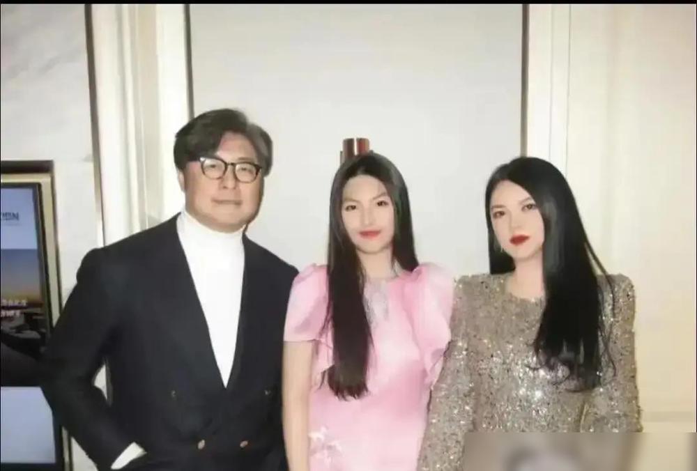 李湘穿高定去哈尔滨萧邦晚宴，拍照打卡发得挺开心，结果大合影时被工作人员伸手拦住，