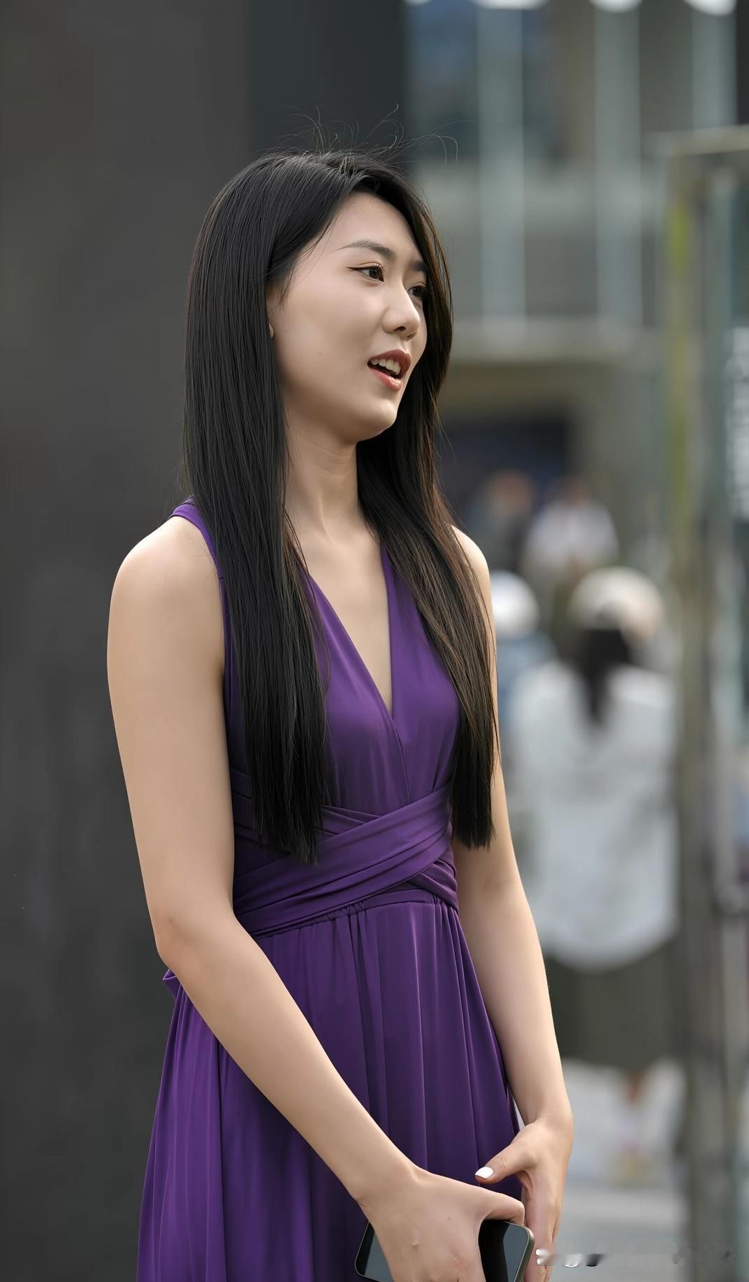 优雅紫色连衣裙，简直是都市街头的时尚利器！紫色本就自带神秘浪漫氛围，穿在身上瞬间