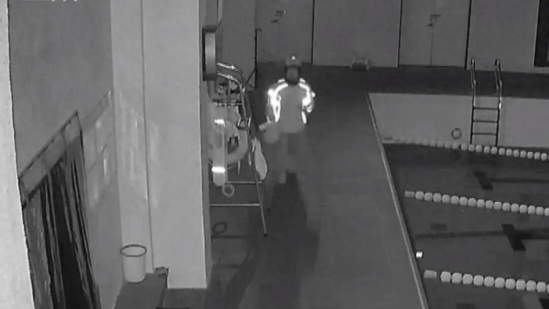 浙江嘉兴，一女子在健身房洗澡，她脱掉衣服后，突然感觉身后好像有人，而且看了她足足