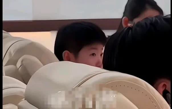 坐在大脑袋旁边的小圆脸妹。多哈回国机场，楚钦哥哥坐在VIP区的椅子上休息，戴着蓝