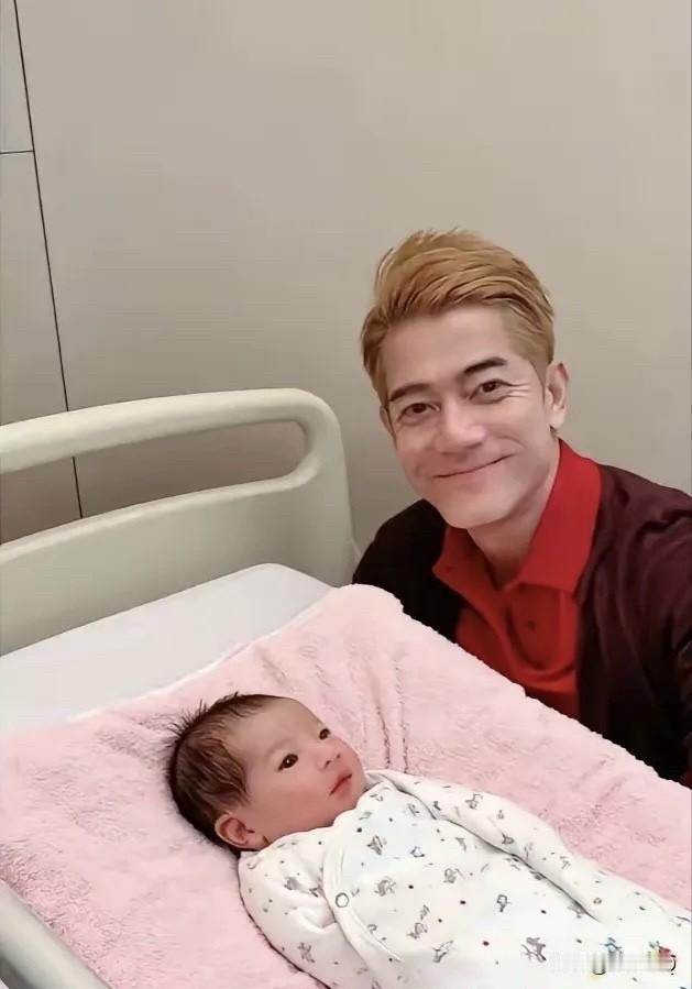 郭富城老来得女,他高兴坏了,所以一出生就直接晒了正脸照。要知道郭富城和方媛一直很