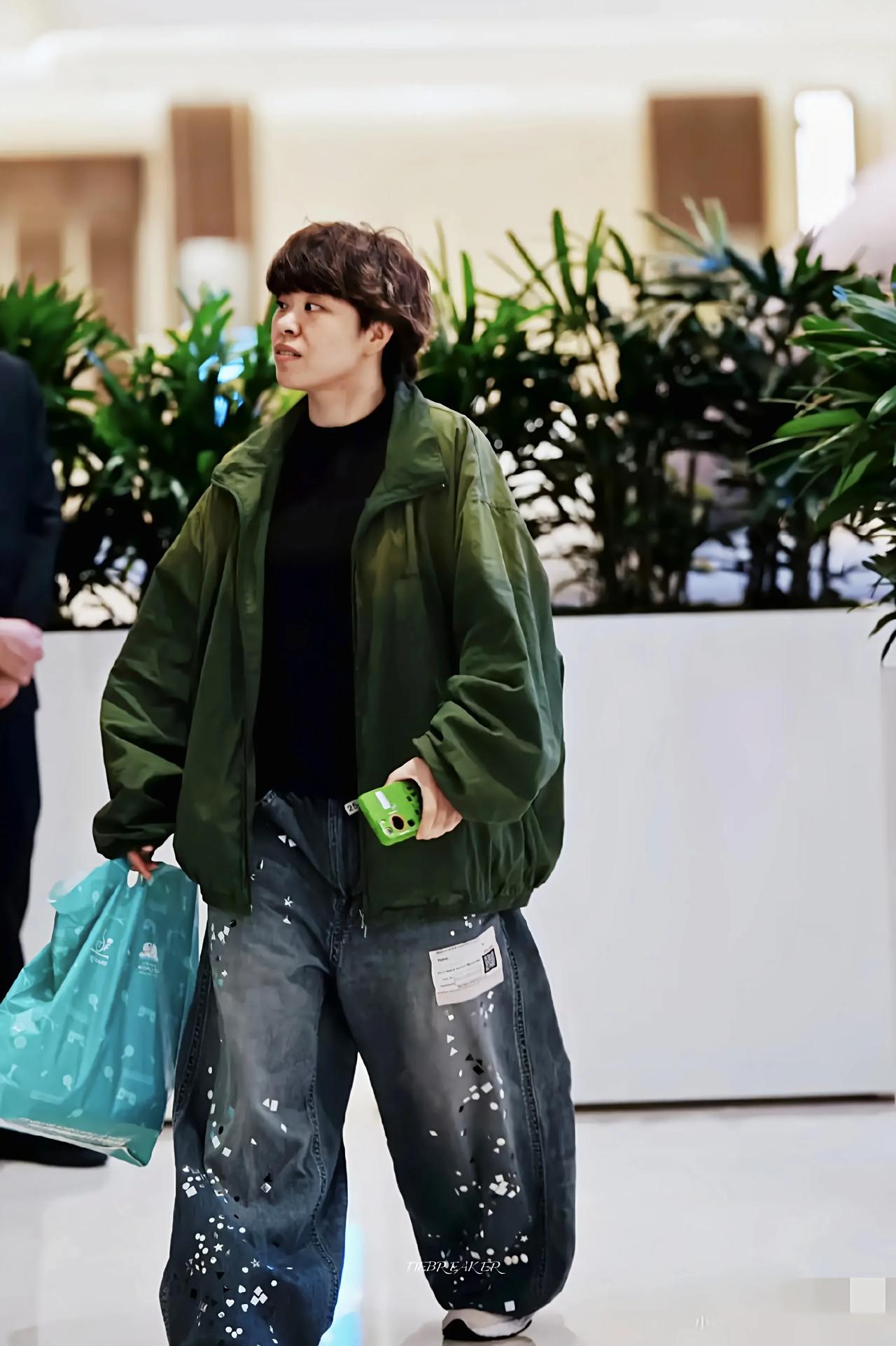 波浪头夹克阔腿裤显个性，女运动员当中，我最佩服的就是王艺迪了王艺迪这次在澳