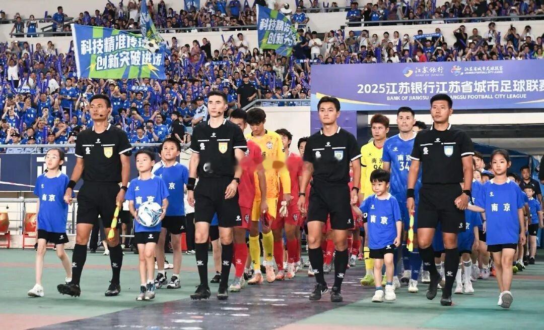 阿迪达斯将赞助新赛季苏超阿迪达斯赞助的都是国际上的顶级赛事，所以赞助苏超的话其