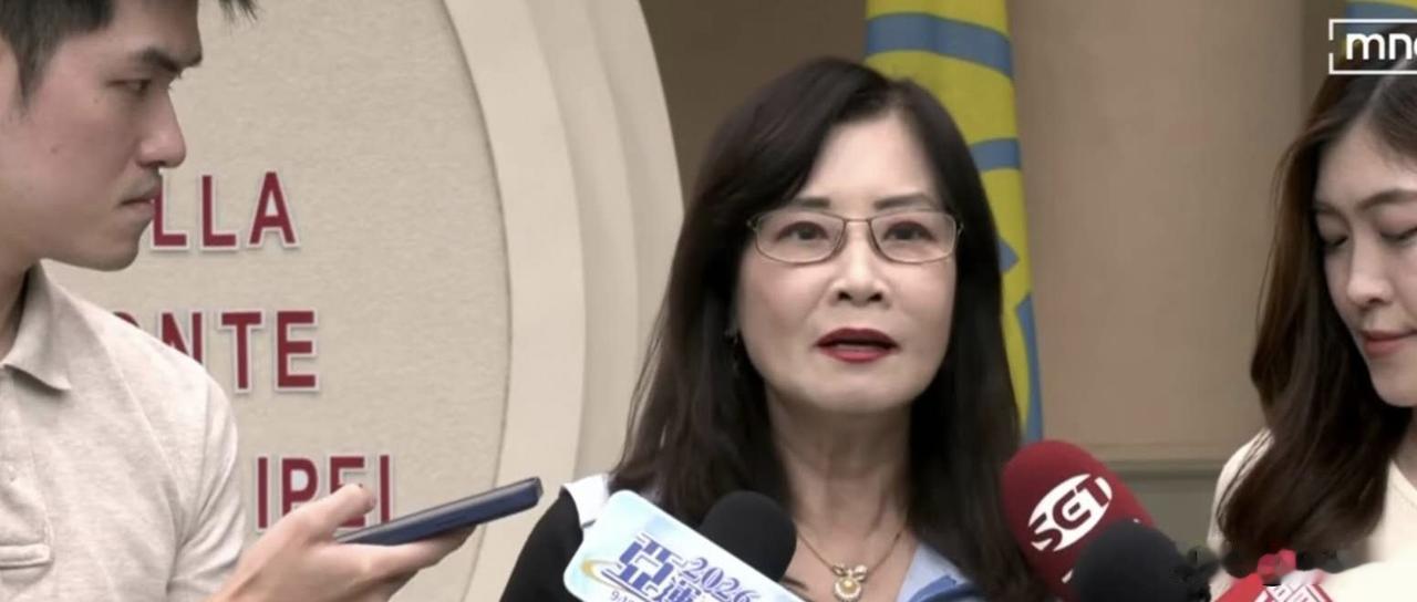 真尴尬！国民党籍台北市议员秦慧珠在媒体面前口误说“我是绿慧珠！”后面她才反应过