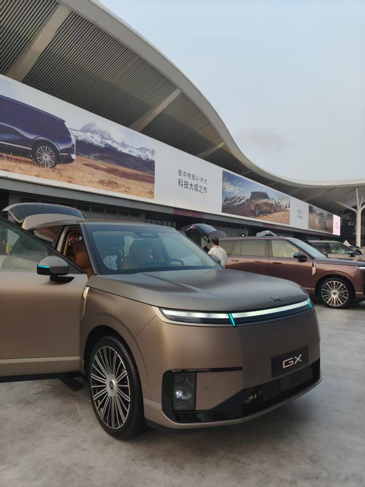 来看我鹏的旗舰SUV了今天朱广权也来到现场，晚上有顺口溜可以学了新科技旗舰小