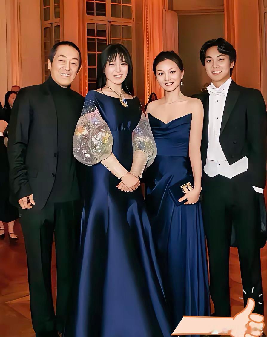 张艺谋一家四口的合影女儿跟妈妈陈婷穿着同色系的礼服裙，身高比妈妈高，但颜值一般，