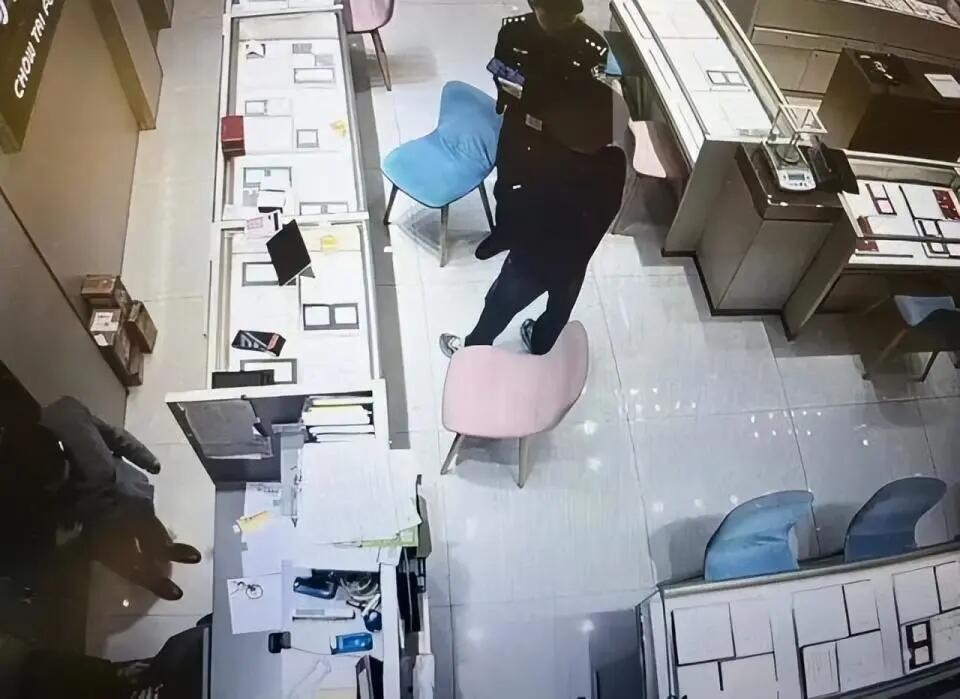 今天看到杭州这个新闻，真给我吓一跳。一个男的，从股市里套了170万出来，转头就