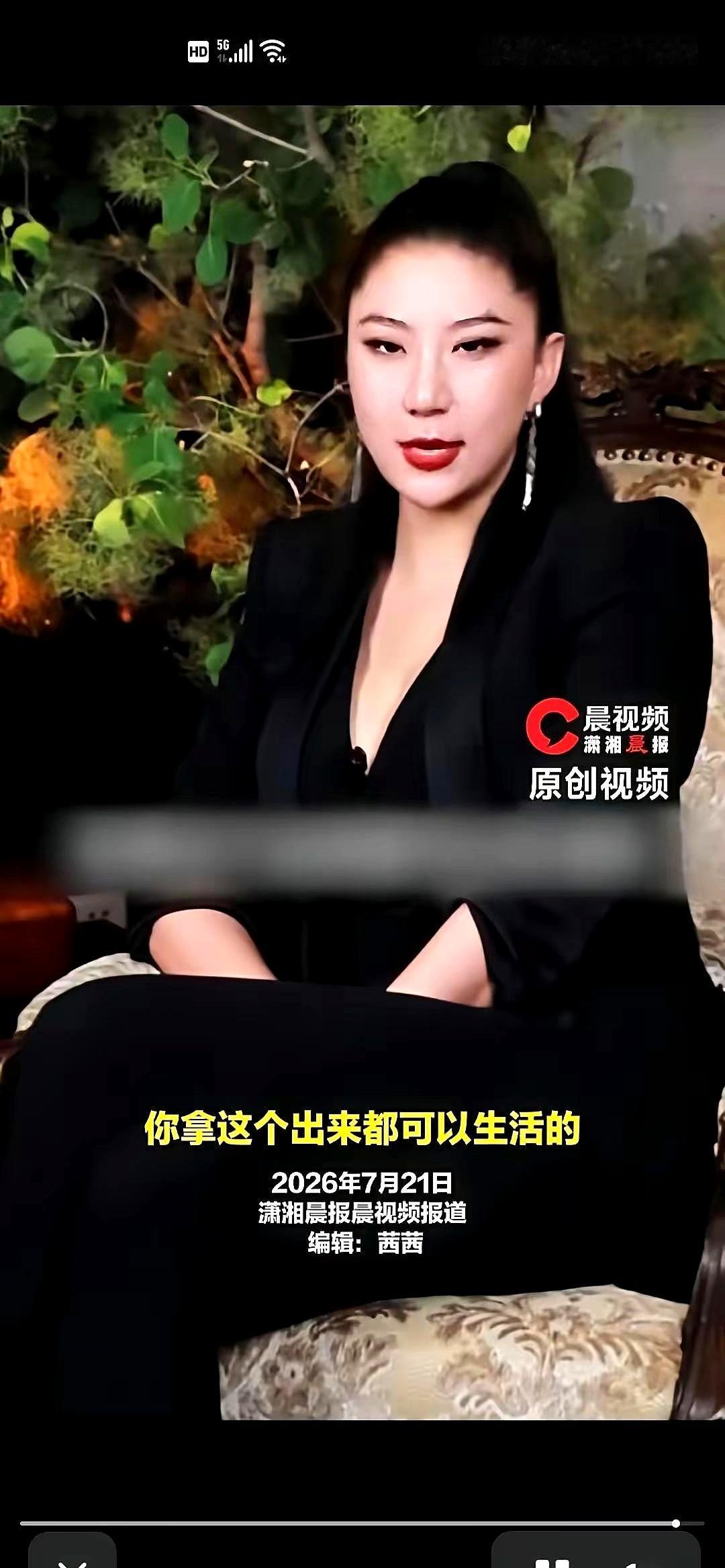 coco说：谢贤先是跟我说上海房地产很好，建议我买房；外界总拿49岁的年龄差说