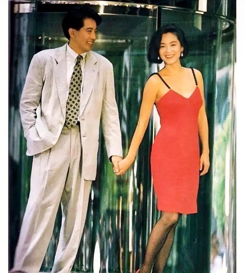 这是秦汉与林青霞热恋时期的一张合影，摄于1990年。那时候秦汉44岁，林青霞36