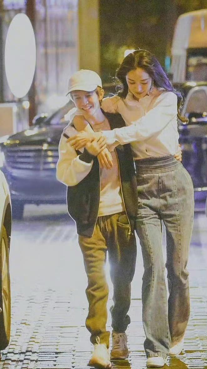 2021年初夏，郭敬明到上海《爱的二八定律》剧组，探班好友杨幂，两人走在街头的画