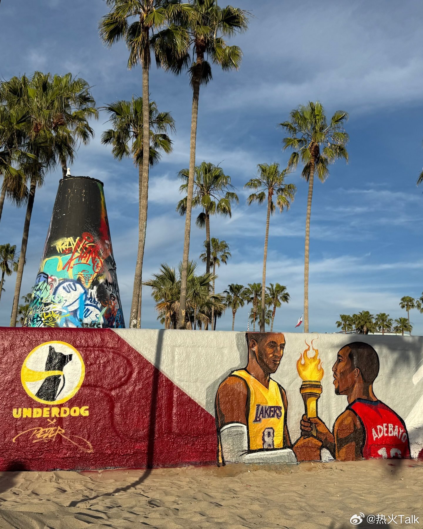 Underdog在洛杉矶创作了一幅壁画：阿德巴约从科比手中接过火炬。在这座篮球之