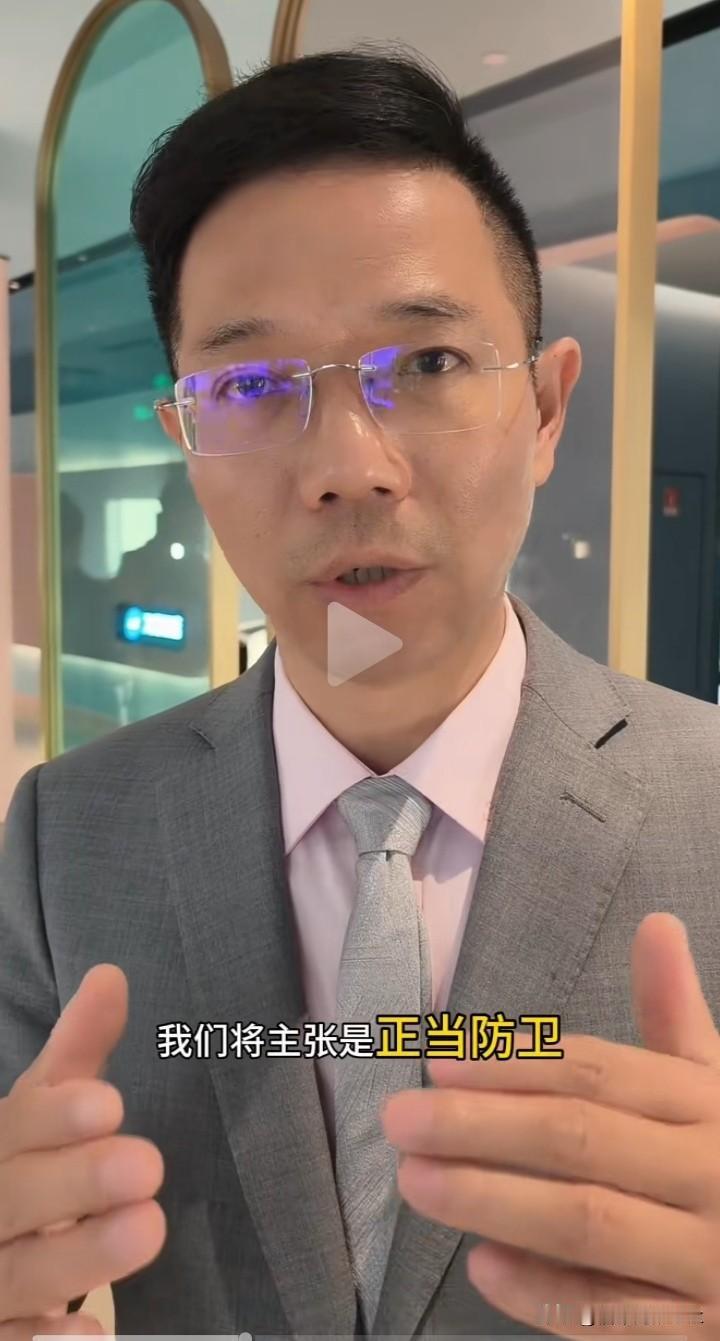 李圣说，“黑暗中的反抗，就是正当防卫的光”。网上还有人黑李圣律师，有的拿他被打说