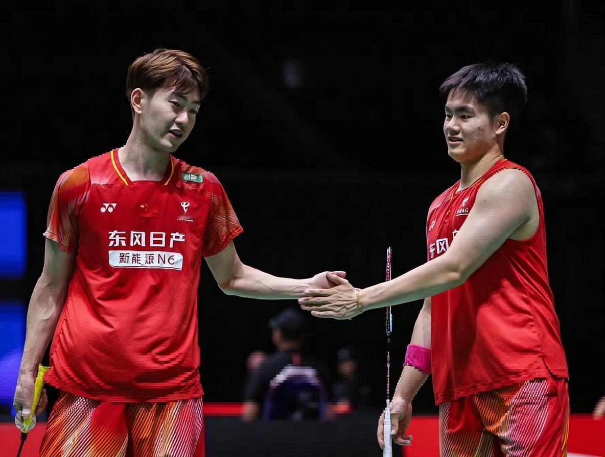 梁王组合晋级世锦赛四强2026羽毛球世锦赛男双四分之一决赛，梁伟铿与王昶以2比0