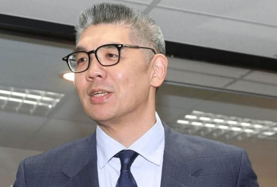 连胜文被惹毛了！！！听到亲美友日六个字时连胜文推椅子的声音很响