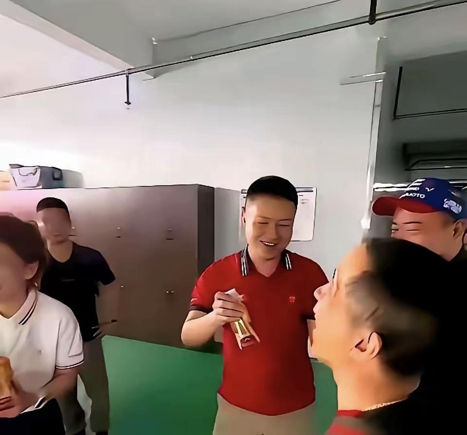 东鹏饮料董事长林木勤，在私人饭局上被朋友递了一瓶自家生产的东鹏特饮。他当着所有人
