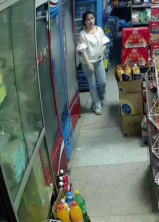 两口子吵架后冷战了好几天，谁都不愿意理谁？这天老婆突然拦住老公主动妥协认错并抱