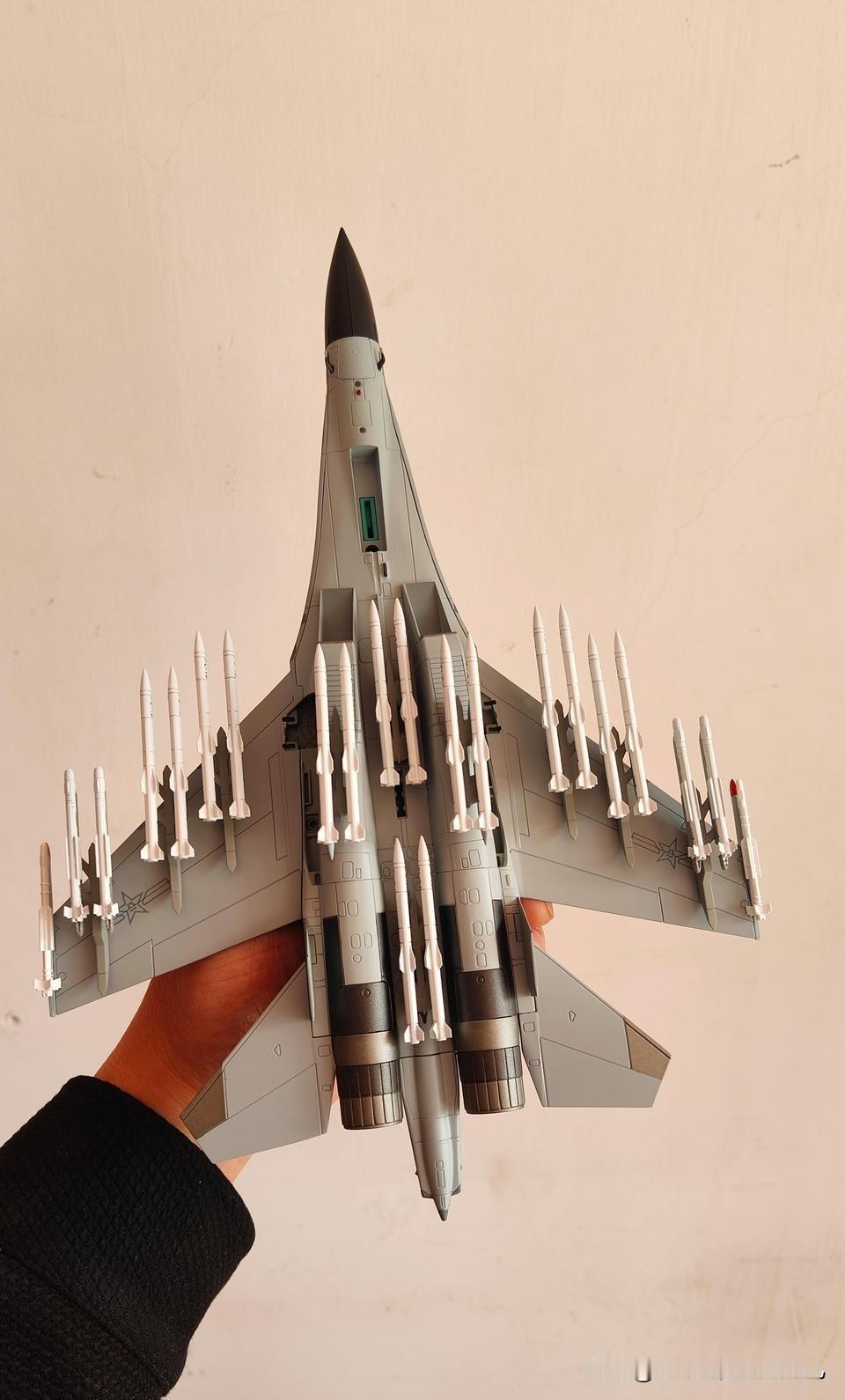 歼20外挂8枚空空！原来隐战也变野兽...生图上不了，放个16的自己体会..