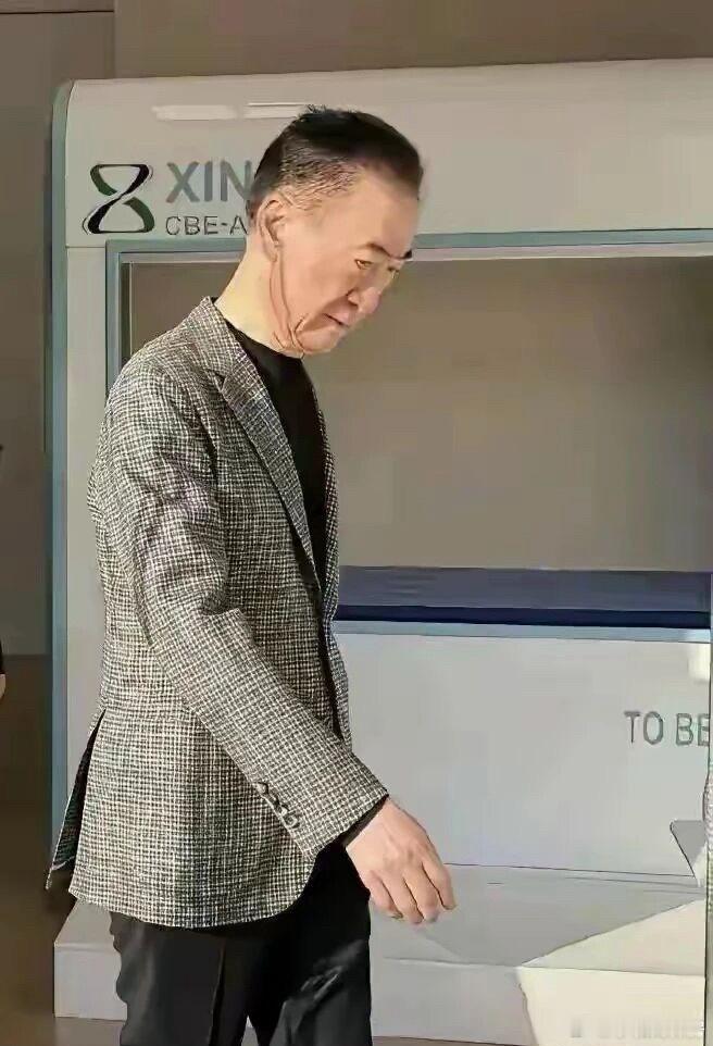 一个是曾经上过福布斯榜单的中国前首富，已经73岁了还在努力工作中，还在不停的变卖