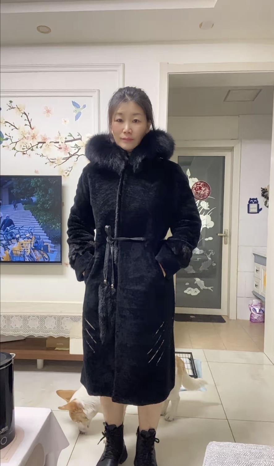 十年前买的厚大衣今天挂平台，当初两千多，现在标价两百。想出手结果有人出三十，还有