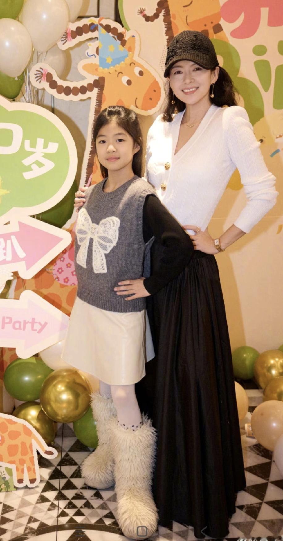 女大十八变这话真是一点也没错，昨天章子怡晒女儿，让人吓一跳，醒醒竟然变得这么