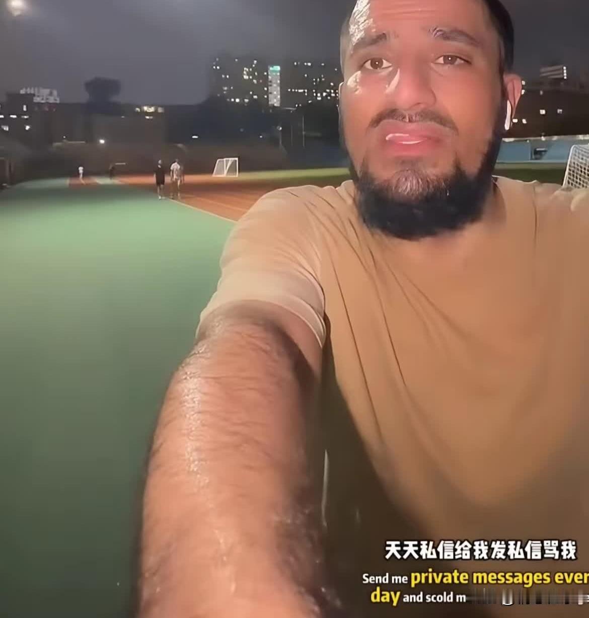 外国博主说他不会离开中国，让网上黑子别再私信骂他了。刷到这个博主视频，特意看