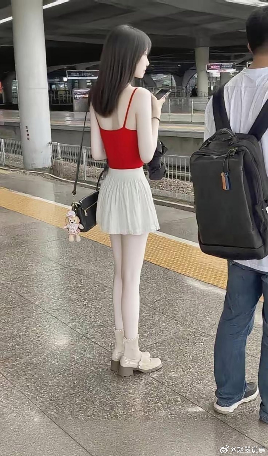 快来看呐，这位小姐姐的漫画腿美是美，但是你细看真的有点不科学，却有一种让人脊背发