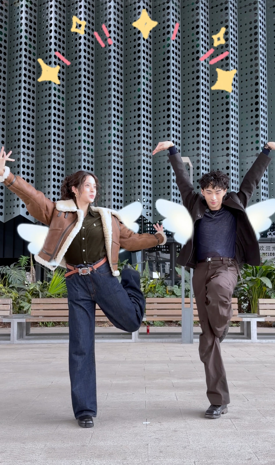 欧阳娜娜恩利在桃花坞合拍了两个人站一起确实有默契，不愧是搞音乐的。动作几乎同步