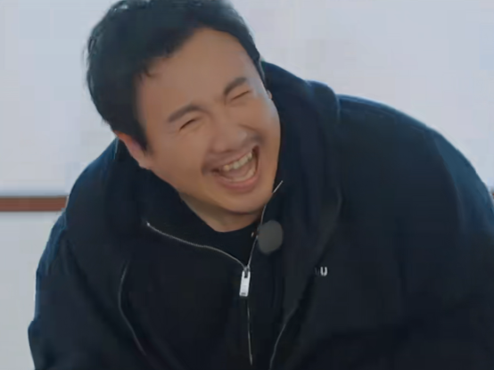 沈腾抡圆了胳膊，用力拍了一下黄景瑜的屁股，却被“弹飞”数米远，他惊讶大叫：“什么