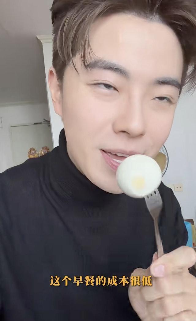 TVB悭家小生在深圳踎街摆摊1个半钟赚400蚊，曾经打5份工食1蚊蛋北上做手术！
