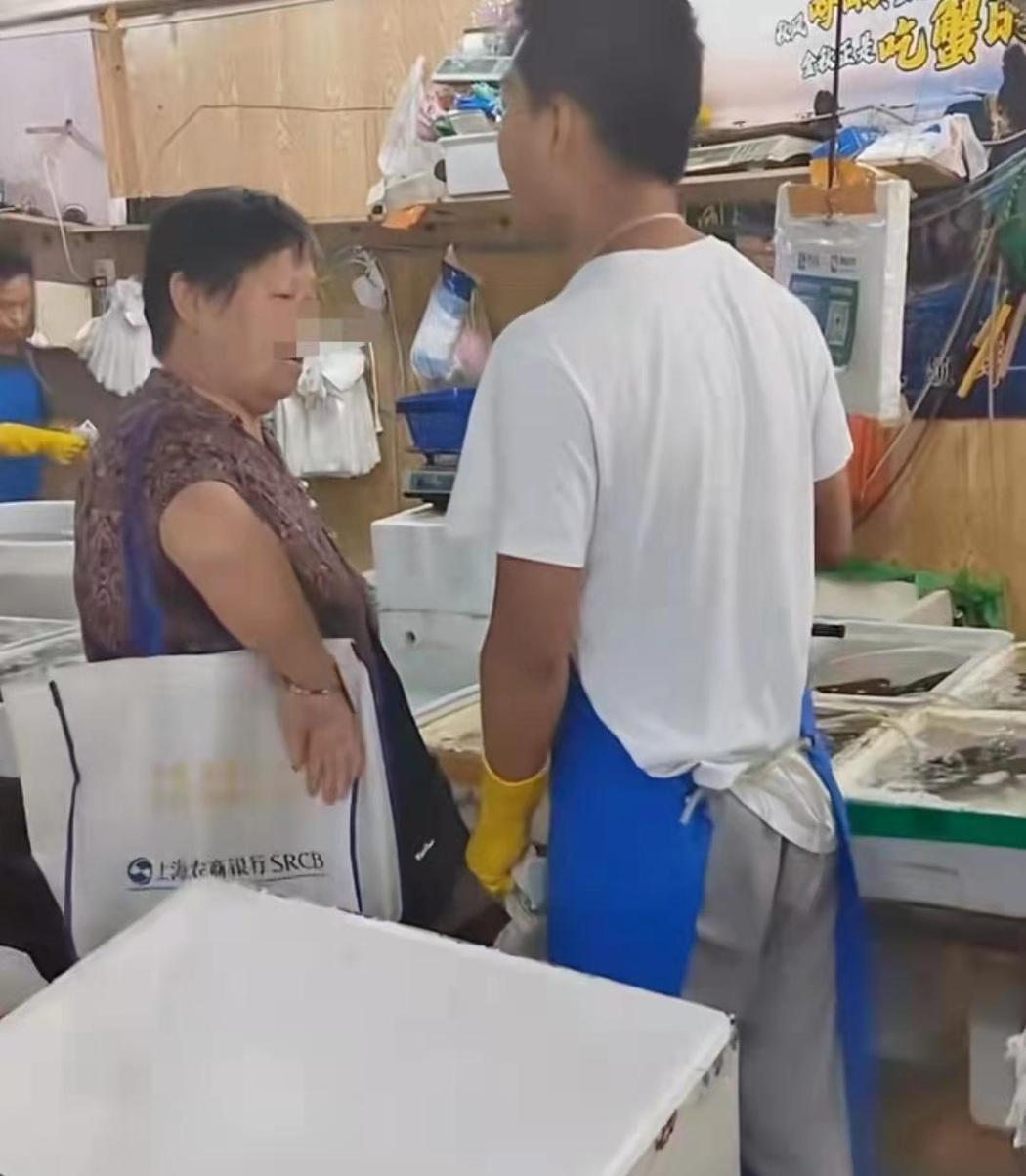 “活了一辈子都活到狗身上去了。”上海嘉定，一位大妈看中一条草鱼，当即让卖鱼的小伙
