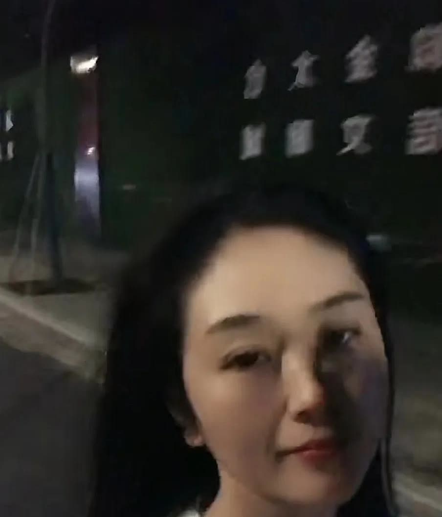 寒门出状元，桂林扁担高考女孩火了，得到了应有的赞美，但是发现她的这位女子同样善