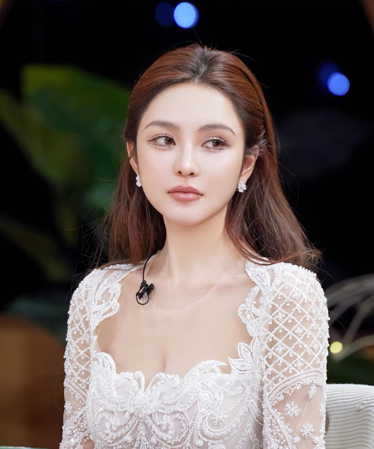 关于周扬青，有位网友说的好，她是富人里的普通人，穷人里的富人，漂亮女人里的普