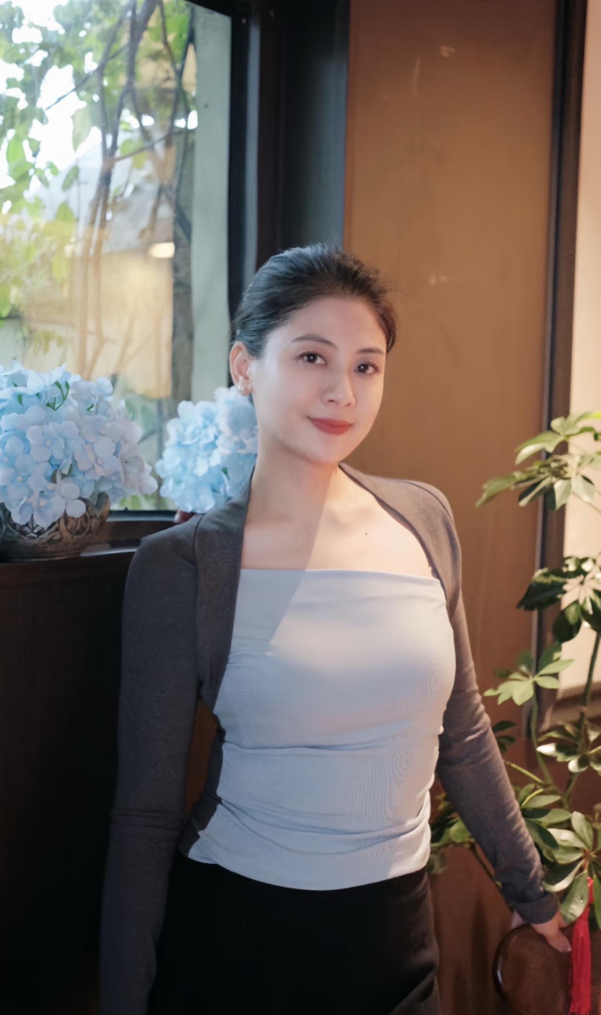 努力的意义，是攒够底气离开越长大越明白，努力从来不是为了在一群人里拔尖儿，