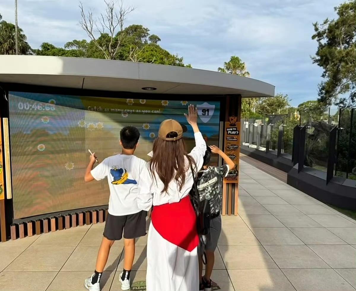 侯佩岑分享澳洲生活，她经常去澳洲，因为儿子在那边上学。侯佩岑老公是澳洲华人，本身