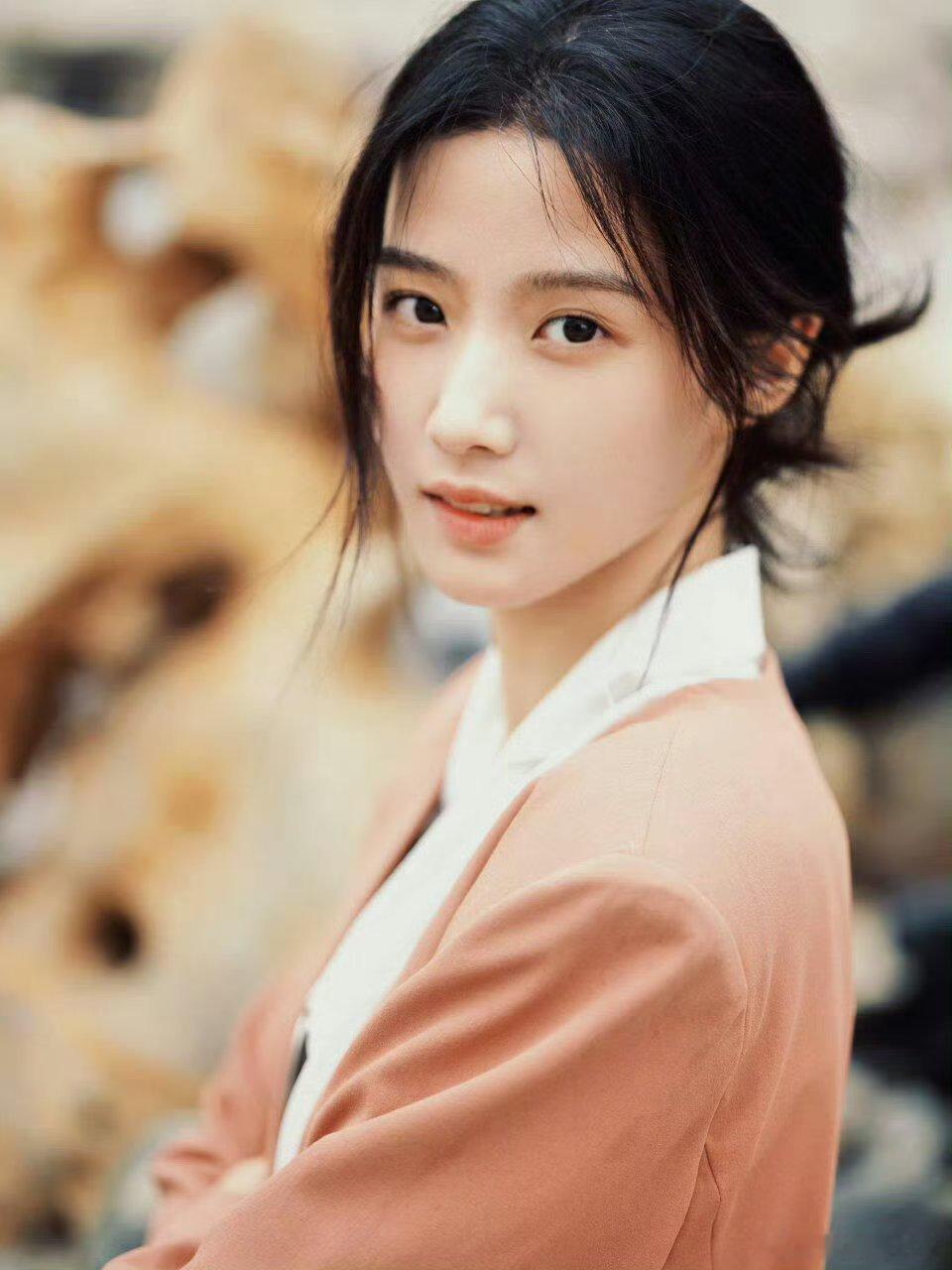 逛潘家园意外邂逅卢昱晓，简约穿搭衬得气质干净，每一帧都很出片我在潘家园拍的卢昱晓