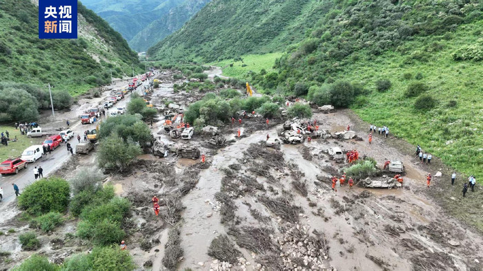 现场：甘肃渭源一景区山洪已致10人遇难，多辆汽车被冲翻