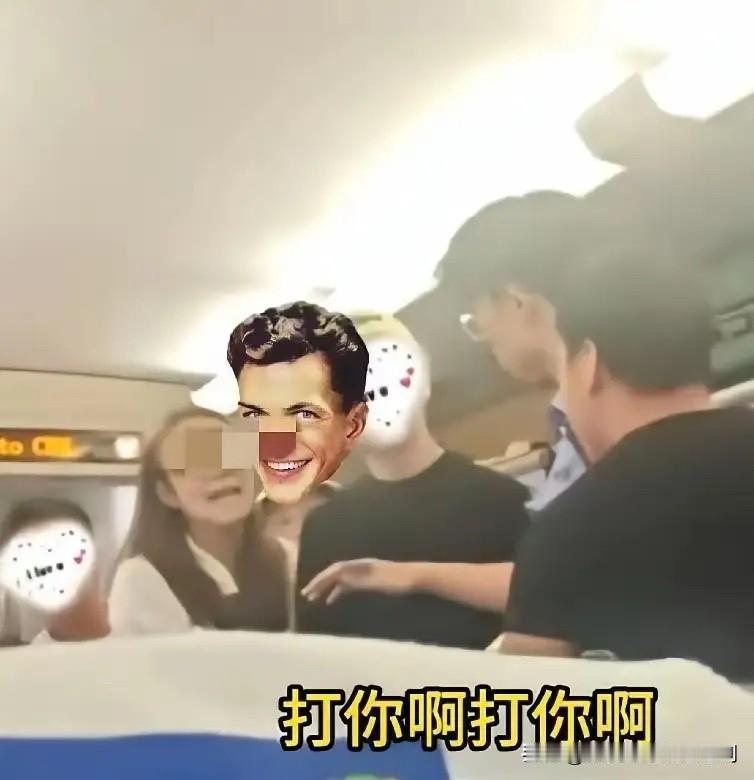 又是高铁座位闹的！一对情侣没买到相邻的作为，于是要求小伙跟他们换座。小伙嫌麻烦没