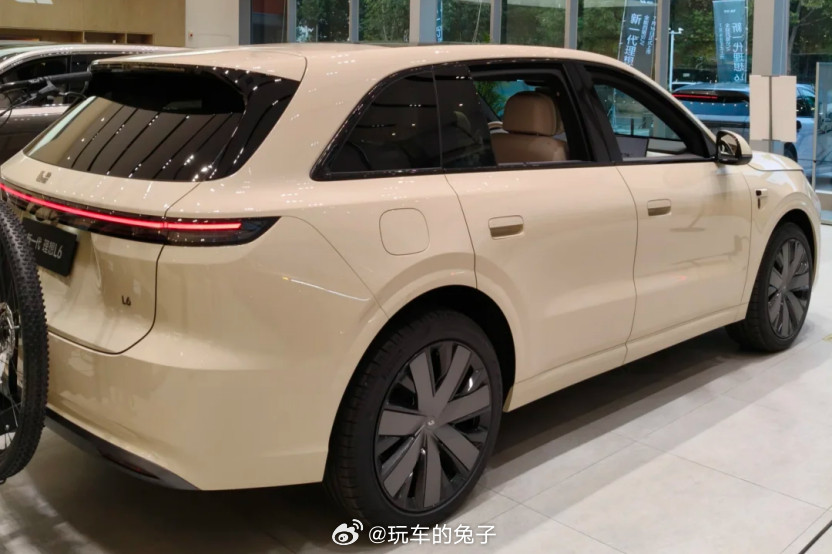 新一代理想L6上市理想L6这车妥妥的爆款。因为颜值稳、空间大、配置高、牌子响、