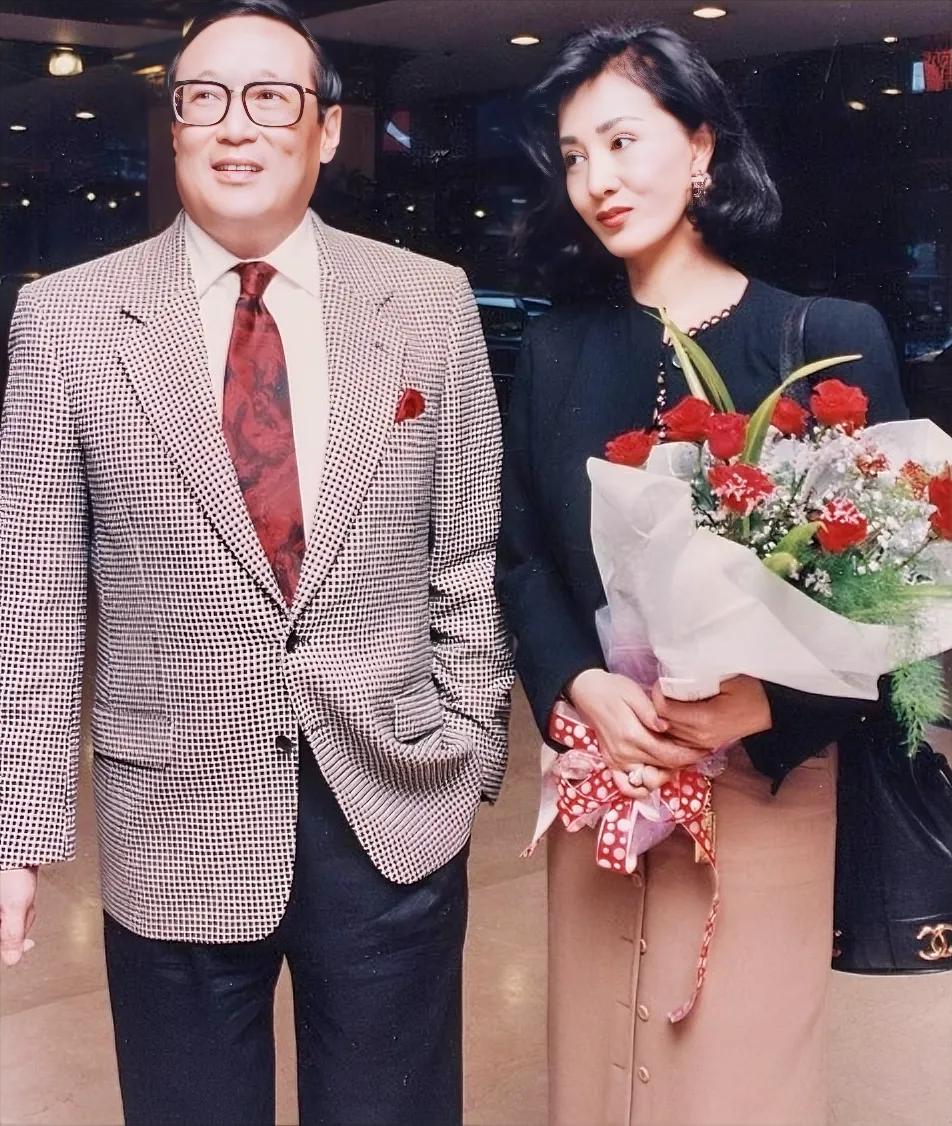 1995年，香港富豪赵世光甩出1000万，要妻子何莉莉签字离婚。何莉莉硬是没收，