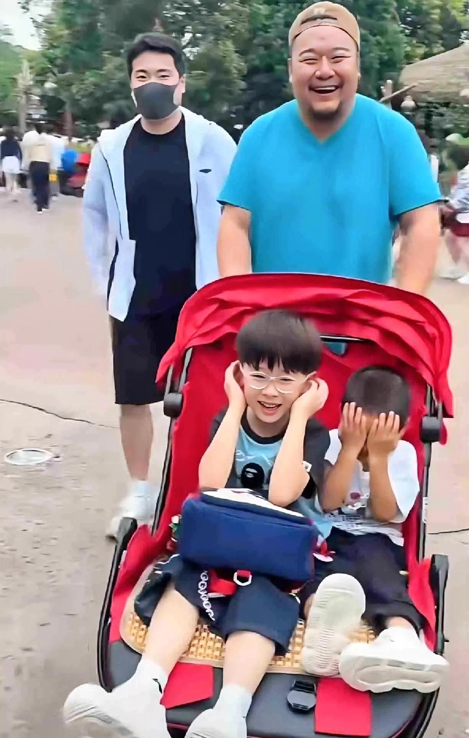 笑眯眯的梁靖崑，乐呵呵的“二蛋叔叔”，被吓坏的俩宝，一个捂眼，一个捂耳朵