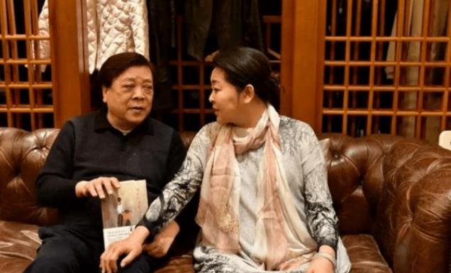 2020年冬天，赵忠祥在病房里支开哭红了眼的妻子张美珠，把倪萍拉到床边。这位