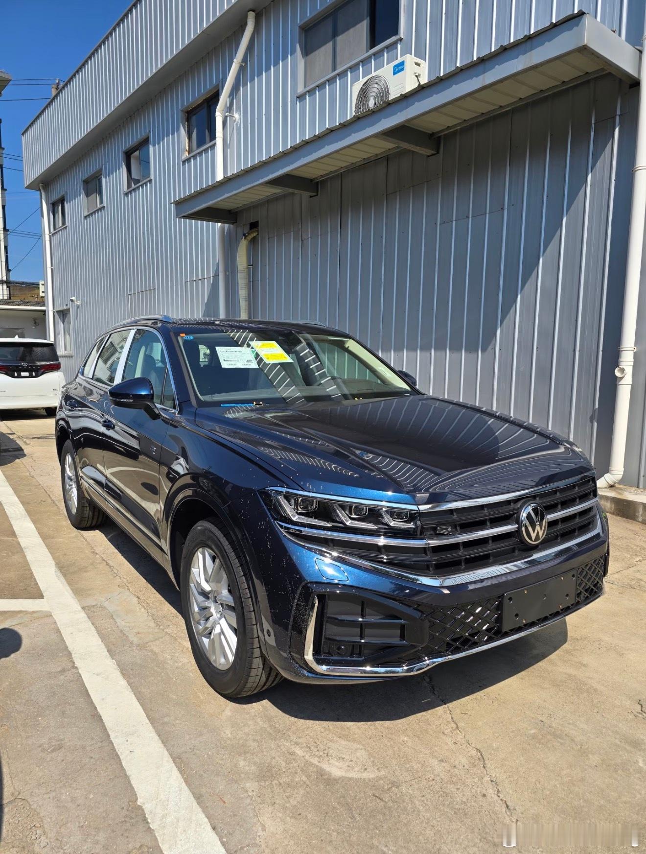 其实目前最实惠的还是大众途锐第一宾利底盘（调教完全不一样，但是结构相似，后期自