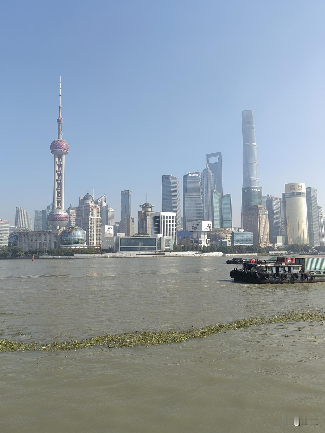 来到上海才发现，上海这个一线城市真的和广州这个一线城市很不一样，来到上海外滩短短