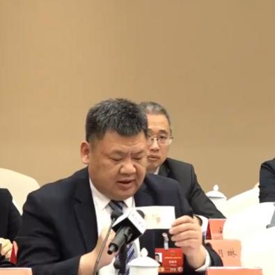 全国人大代表汤建伟在十四届全国人大四次会议广西代表团开放活动上，以一张20元人民