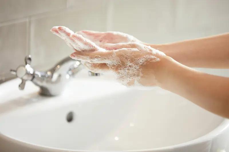 好多人洗澡冲半天，还是觉得没洗干净。身上打了水，香皂抹一遍。这时别急着冲，转