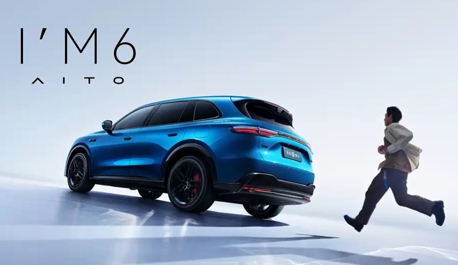 问界M6的车尾、尾灯和卡宴一点也不像。