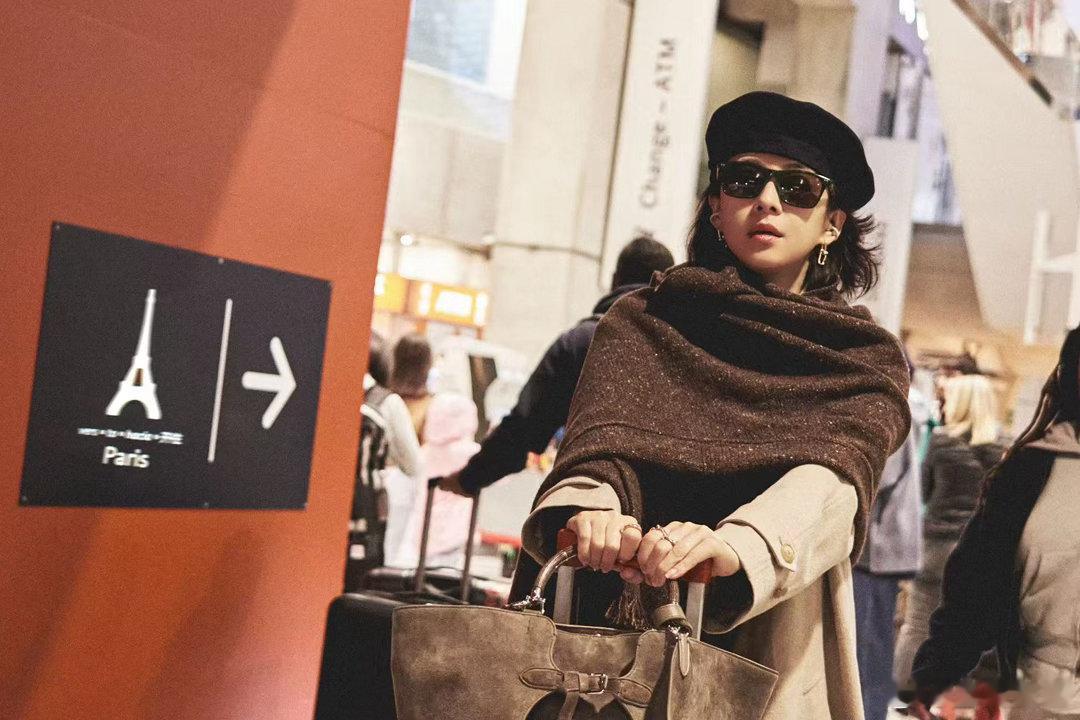 章子怡巴黎机场电影感随拍姐的气质真的撑得起各种风格，巴黎机场随拍也能拍出高级又