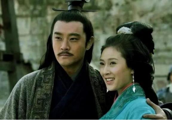 公元210年，周瑜因病逝世，孙权去吊唁。然后对守寡的小乔说：“给我做媳妇吧！”小