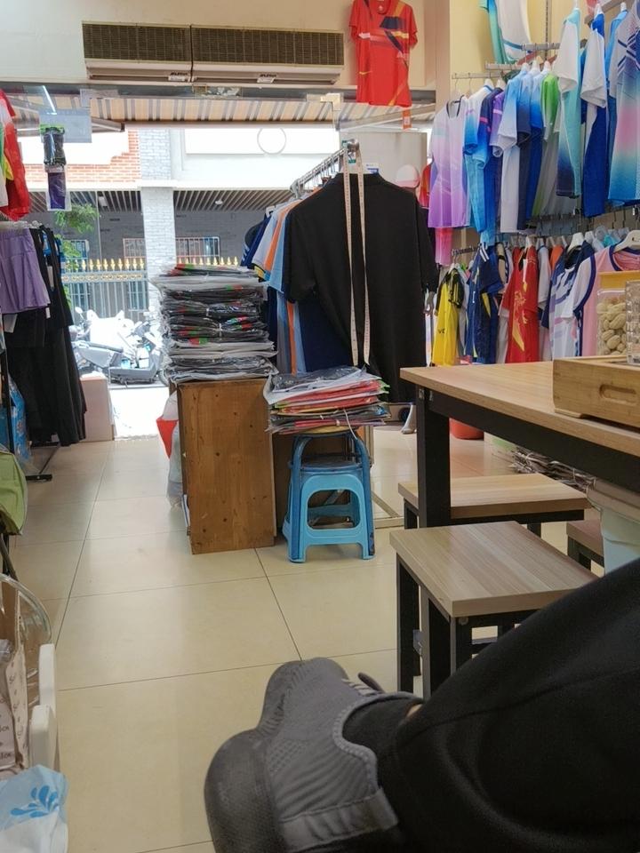 这就是开店的真实状态，每天这样一坐就是一天，从早上9点到晚上六七点，坐到各种颈椎